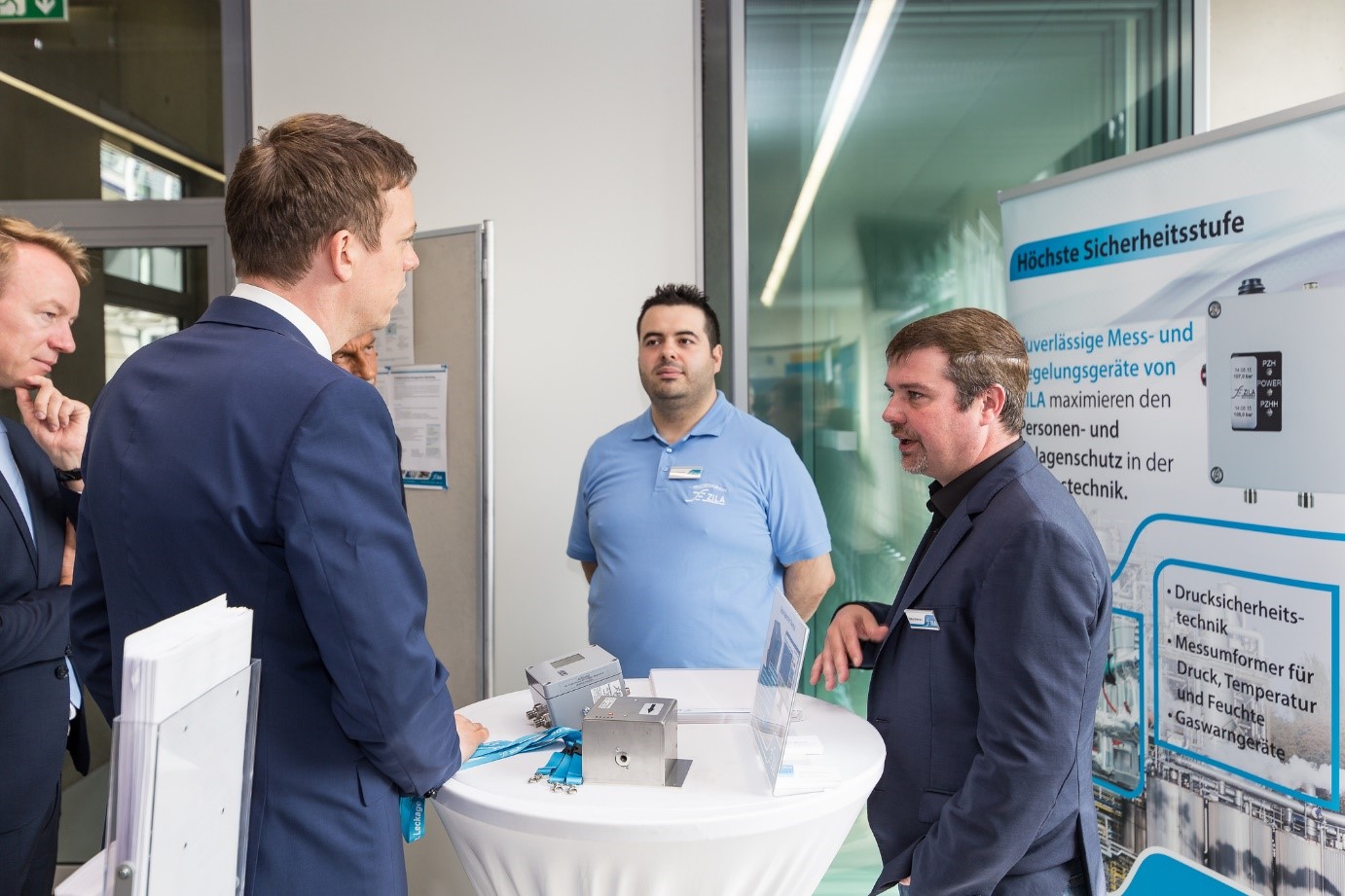 Unser Messestand Unter den zahlreichen Besuchern zählte als Ehrengäste Saarlands-Ministerpräsident Tobias Hans, Uni-Präsident Prof. Dr. Manfred Schmitt und IHK-Saarland Geschäftsführer Dr. Carsten Meier.